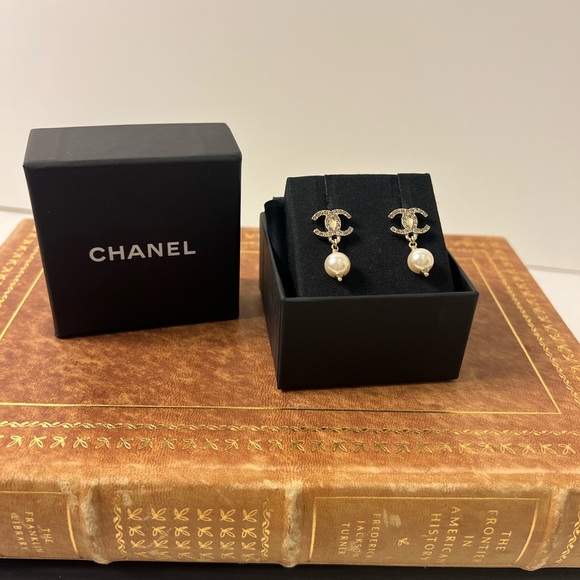 CHANEL CC CRYSTAL PEARL EARRINGS A23 V - Picture 2 of 5